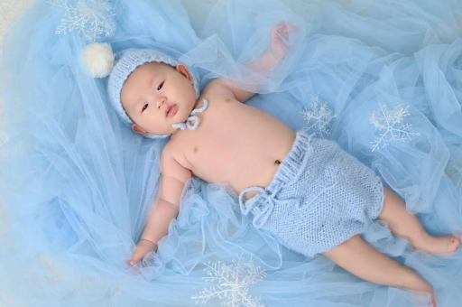 吕梁宝宝从床上掉下来